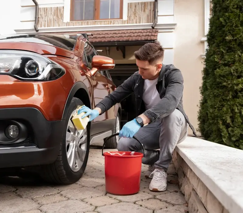 Lavage auto à domicile La Puye : professionnel intervenant sur un véhicule